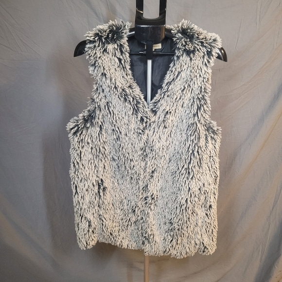 Faux Fur Vest with Pockets - Picture 3 of 8